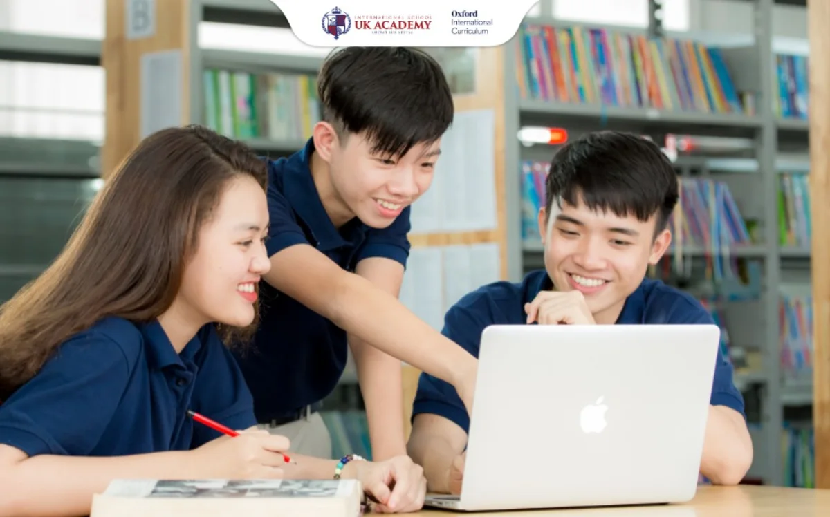 Học sinh UKA Đà Nẵng trao đổi cùng nhau bên laptop trong thư viện